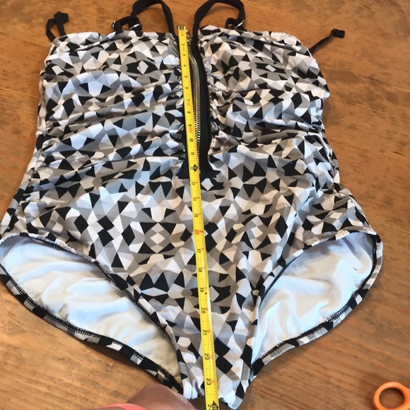Zip front one piece swimsuit. No brand. Armpit to armpit 16.5” - Picture 8 of 8